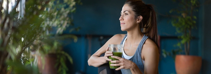 Chiropractic Toronto ON Fitness Woman Woman drinking a smoothie.